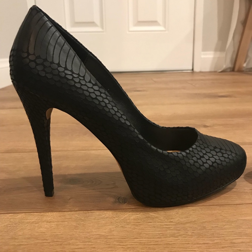 Black pumps (heels)